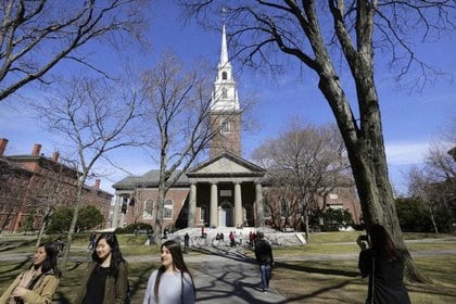 Estudiantes caminando por los alrededores de la Memorial Church en la Universidad de Harvard (Foto: AP)