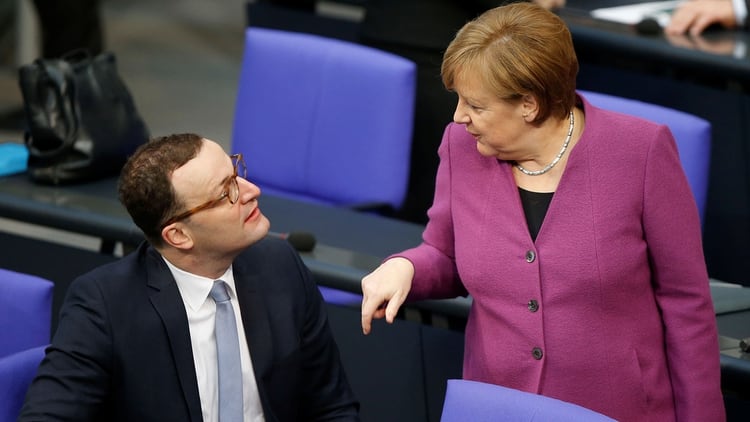 Spahn junto a la canciller de Alemania, Angela Merkel (Reuters)