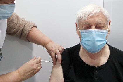 Una persona recibe una dosis de la vacuna COVID-19 de Oxford y AstraZeneca en un centro de vacunación en Amberes, Bélgica. 18 de marzo de 2021. REUTERS/Yves Herman