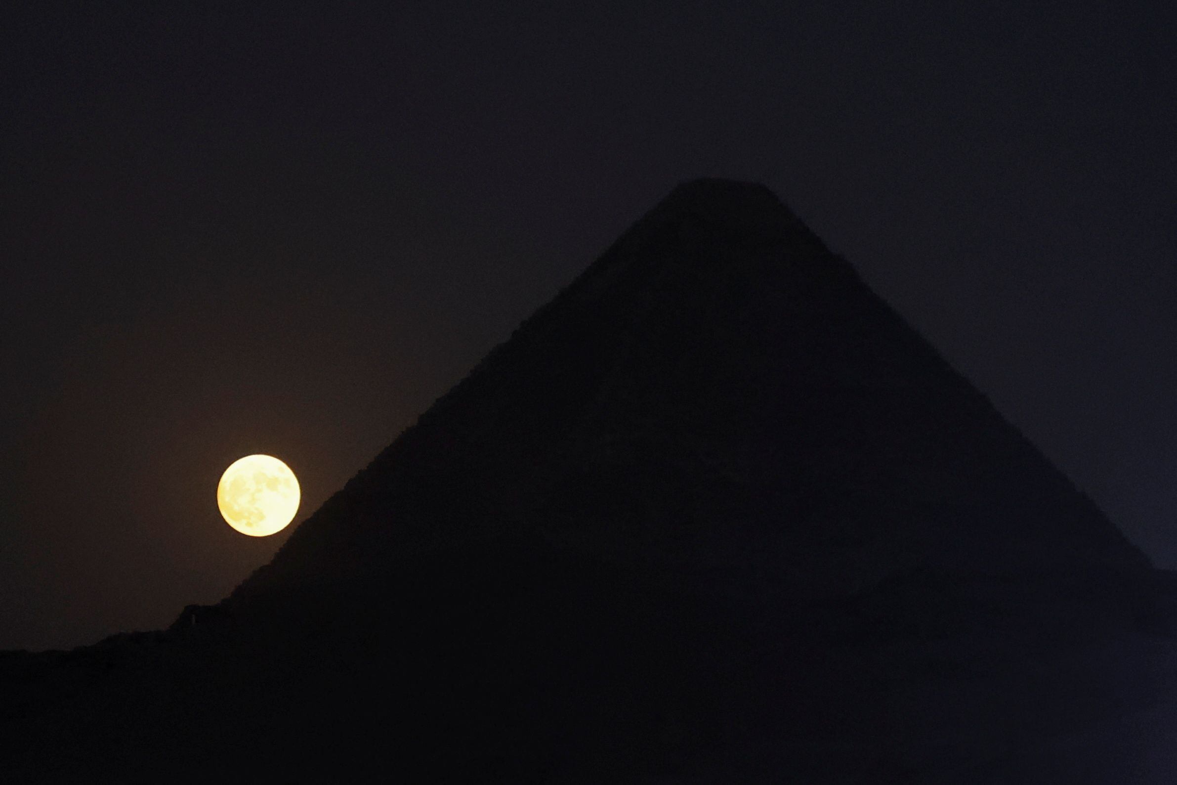 Una hermosa luna llena se destaca por sobre la gran Pirámide de Giza, en Egipto (REUTERS/Amr Abdallah Dalsh)