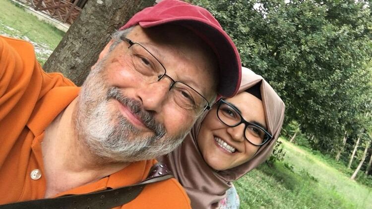 Jamal Khashoggi, junto a su prometida Hatice Cengiz, quien esperaba por el periodista fuera de la embajada y fue la primera en reportar su desaparición