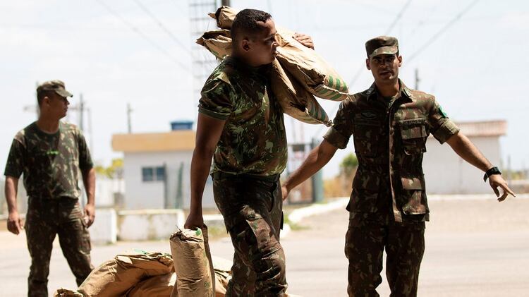 Soldados brasileÃ±os organizan un cargamento con ayuda humanitaria destinada para Venezuela (EFE/JoÃ©dson Alves)