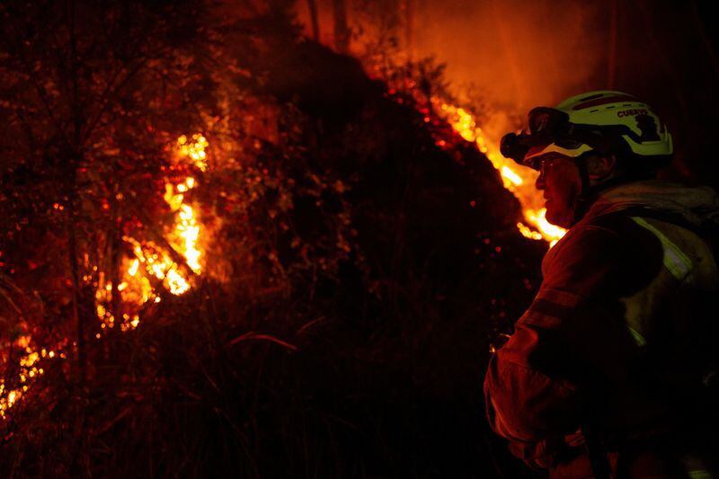 IMAGEN DE REFERENCIA: Bomberos trabajan para extinguir un incendio forestal en una montaña | Crédito REUTERS/Antonio Cascio