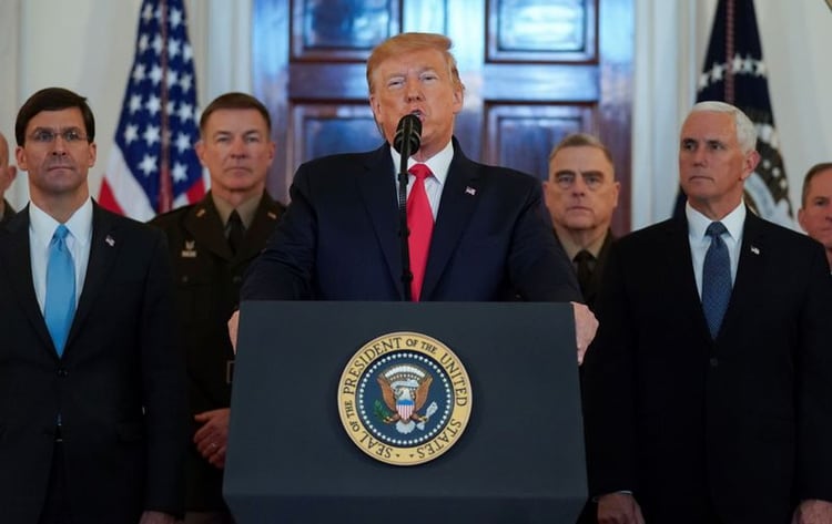 Donald Trump, dando un discurso en la Casa Blanca junto al Secretario de Defensa Mark Esper, el vicepresidente Mike Pence y líderes militares. (Reuters)