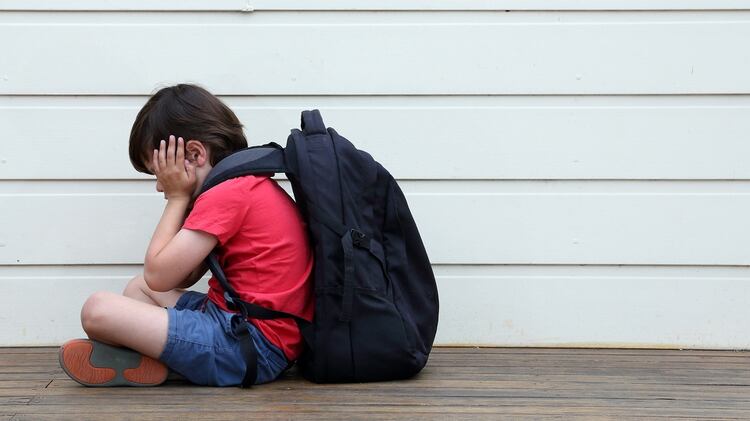 Corresponde a los padres preguntar a ese niño que no quiere ir al colegio qué es lo que le preocupa (Shutterstock)