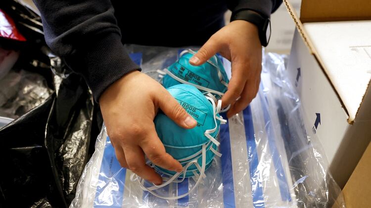 Las mascarillas estaban destinadas a los trabajadores de la salud que están en la primera línea del tratamiento del brote de coronavirus (Reuters)