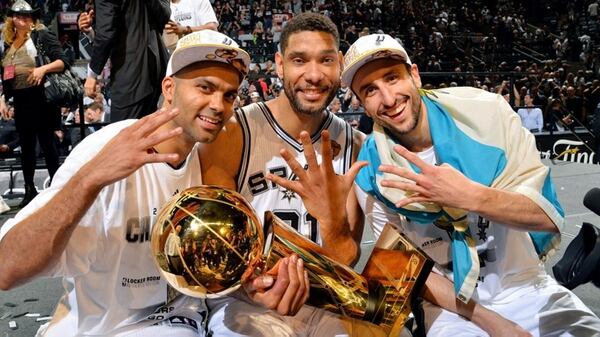 Manu Ginóbili, celebrando su cuarto título de la NBA junto a Tim Duncan y Tony Parker (AP)