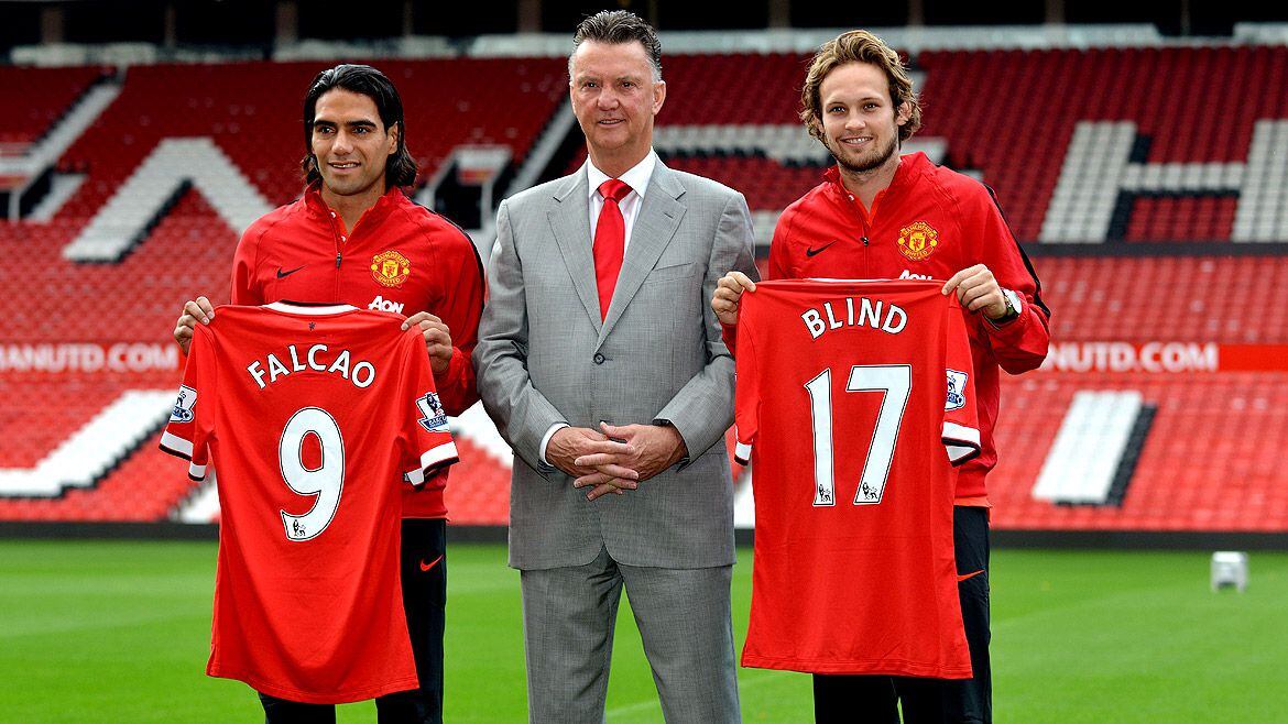 Falcao el día de su llegada a Manchester United junto con el técnico Louis van Gaal y el defensor Daley Blind. AFP