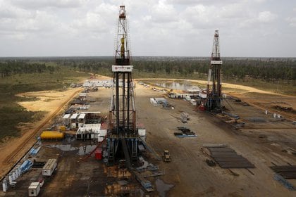 Una plataforma de perforación de PDVSA en la Faja Petrolífera del Orinoco, fuente de uno de los crudos más pesados del mundo
REUTERS/Carlos Garcia Rawlins/Archivo