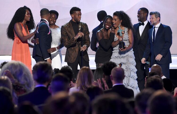 Los actores de “Black Panther” reciben el Premio SAG al mejor elenco el domingo 27 de enero del 2019 en Los Angeles. (Foto por Richard Shotwell/Invision/AP)