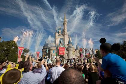 Fuegos artificiales alrededor del castillo de la Cenicienta durante la gran ceremonia de apertura de la nueva Fantasilandia de Walt Disney World en Lago Buena Vista, Florida, el 6 de diciembre de 2012. REUTERS/Scott Audette