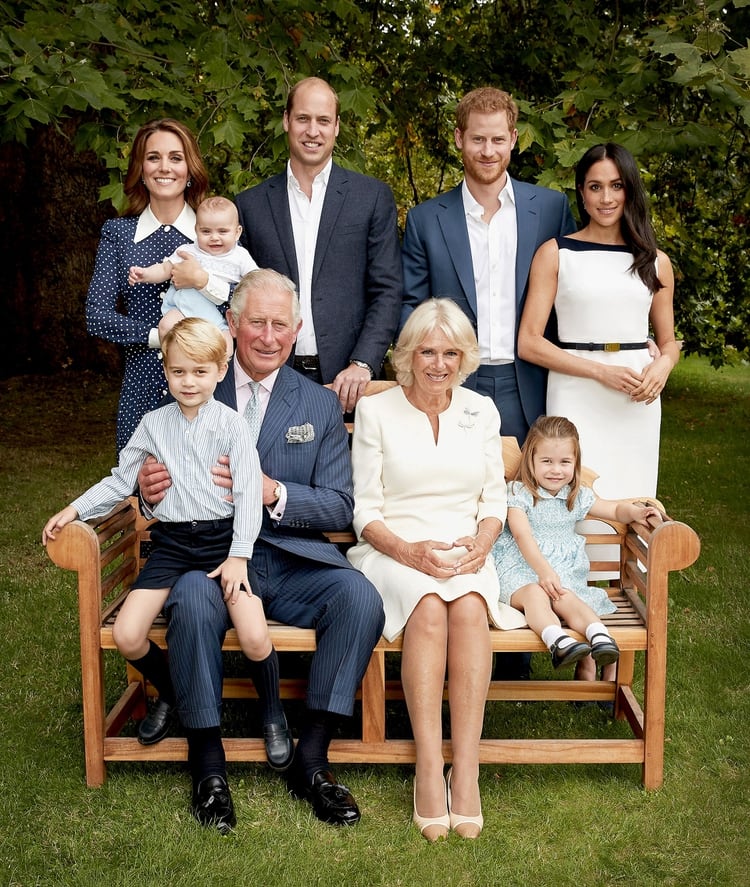 La foto del príncipe Carlos con toda su familia (Reuters)