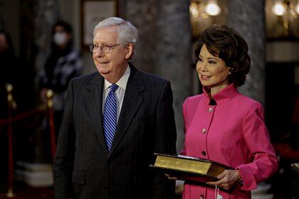 Elaine Chao junto a su esposo, el líder de la mayoría republicana en el Senado Mitch McConnell (Samuel Corum/REUTERS)