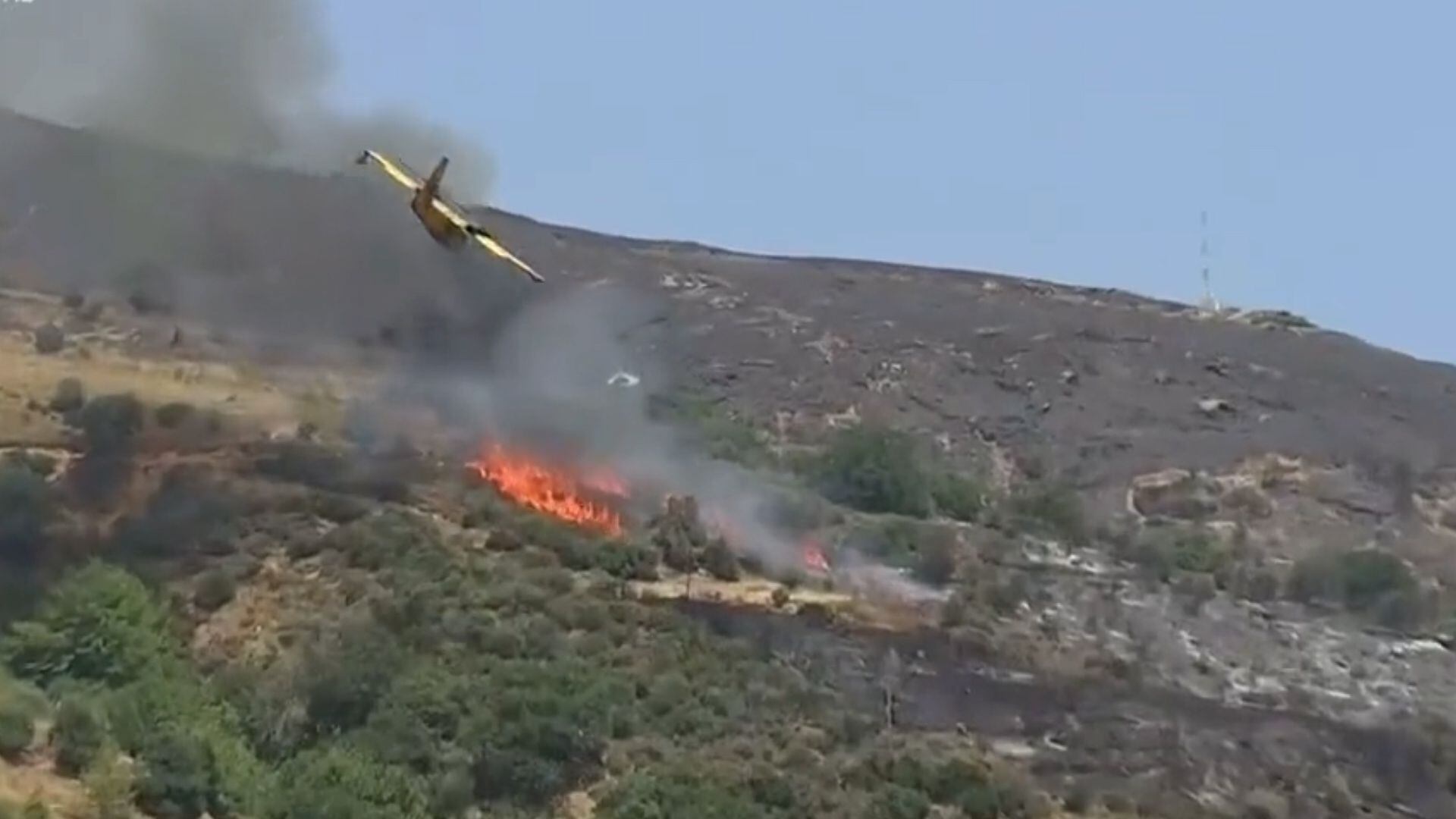 El momento en que se estrella avión que combatía incendios  en la isla griega de Evia