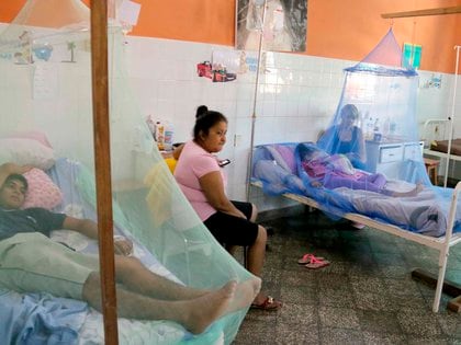 Pacientes esperan atención médica en un hospital público de Asunción (EFE/Andrés Cristaldo Benítez/Archivo)
