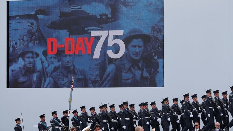 Soldados en uniforme de gala marchan durante el evento para conmemorar el 75 aniversario del Día D, en Portsmouth (Reuters)