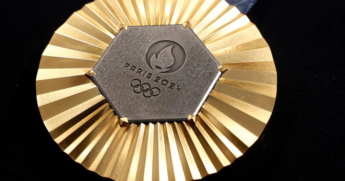 Les médailles des Jeux Olympiques de Paris 2024 ont été remises avec un détail spécial de la Tour Eiffel