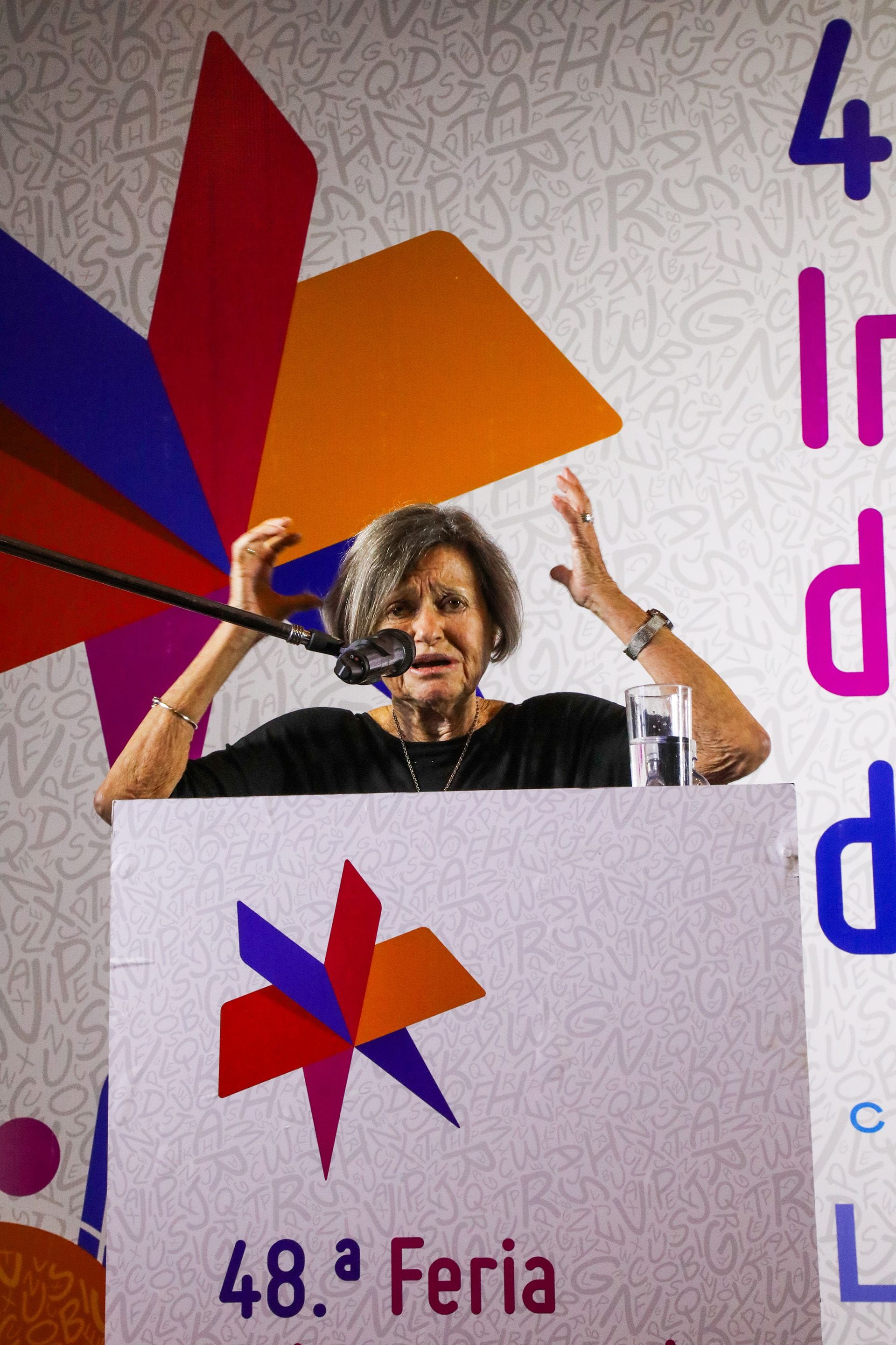 "¿Tiene sentido celebrar esta nueva emisión de la Feria del Libro en un país en el que día a día crecen la pobreza y la indigencia?"