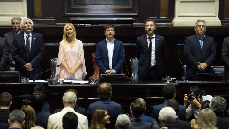 El gobernador bonaerense antes del inicio de la sesión