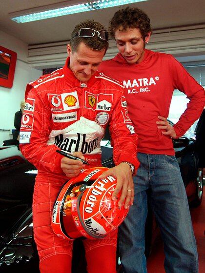 Michael Schumacher le firma un casco a Vale (Foto: http://www.valentinorossi.com).
