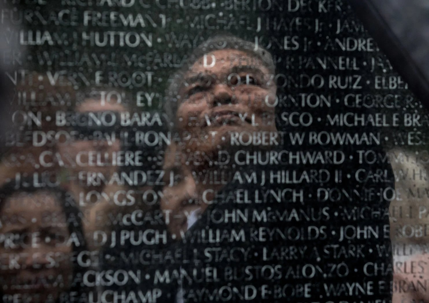 Vu Ngoc Xiem en el Memorial de Vietnam: el Proyecto 2 Lados muestra a hombres y mujeres que perdieron a sus padres en ambos bandos de la guerra (Foto: Evelyn Hockstein/The Washington Post)