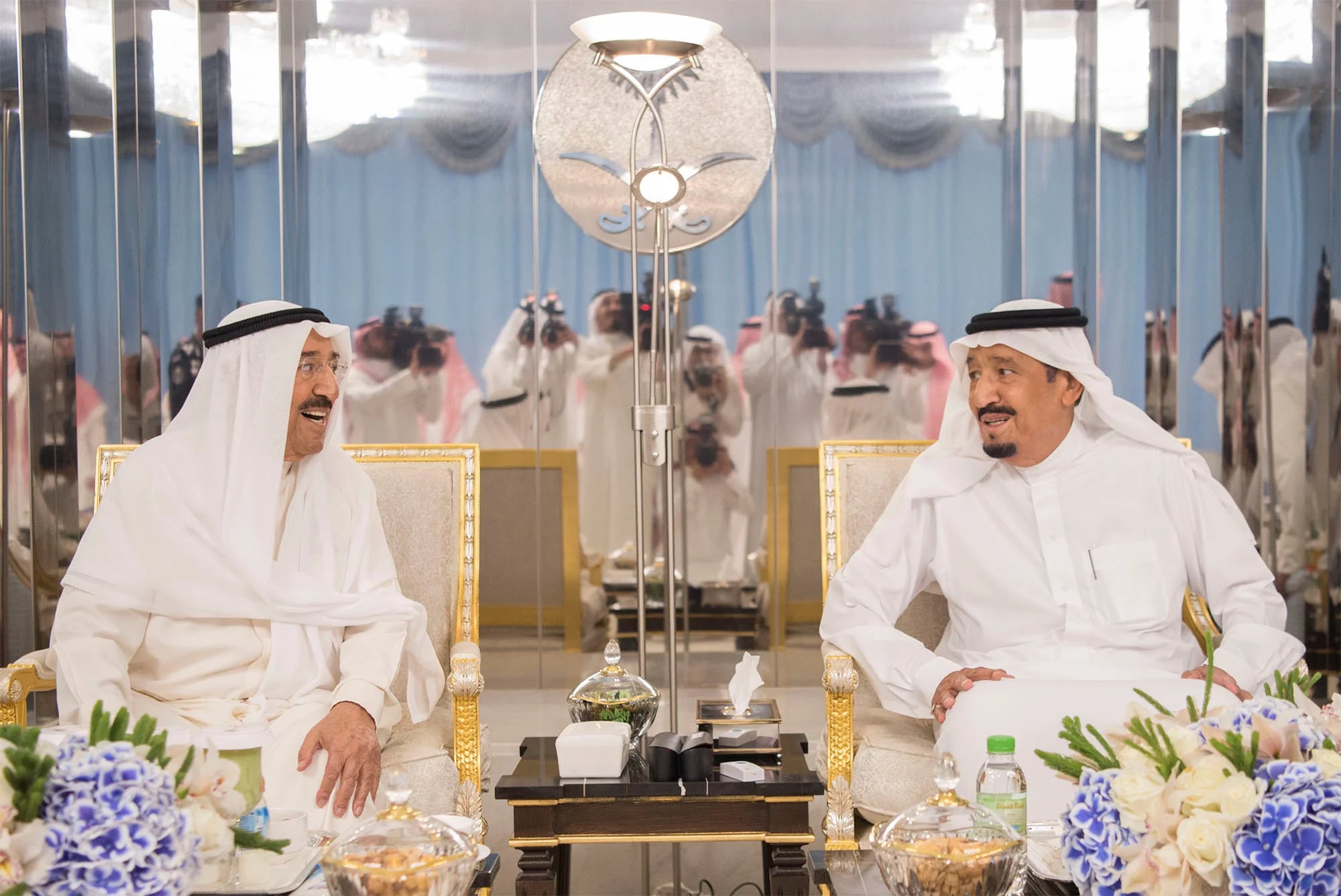 El emir de Kuwait junto al rey de Arabia Saudita durante la mediación en el conflicto (Reuters)