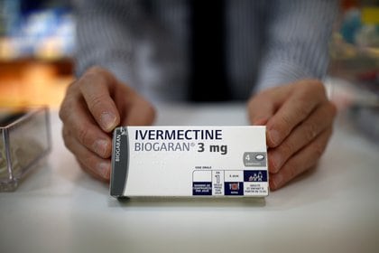 Una caja del medicamento Ivermectina, fabricada por Biogaran, se muestra en el mostrador de una farmacia, mientras continúa la propagación de la enfermedad por coronavirus (COVID-19), en París, Francia (REUTERS/Benoit Tessier)