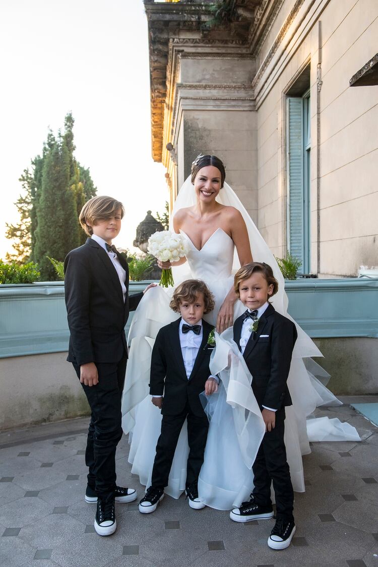 Pampita junto a sus tres hijos