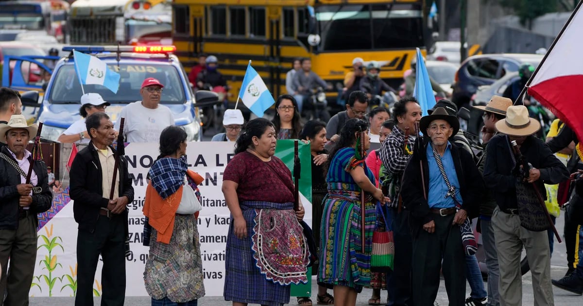Crisis in Guatemala: Thousands of people block roads to protest actions by the prosecutor’s office against the electoral process.