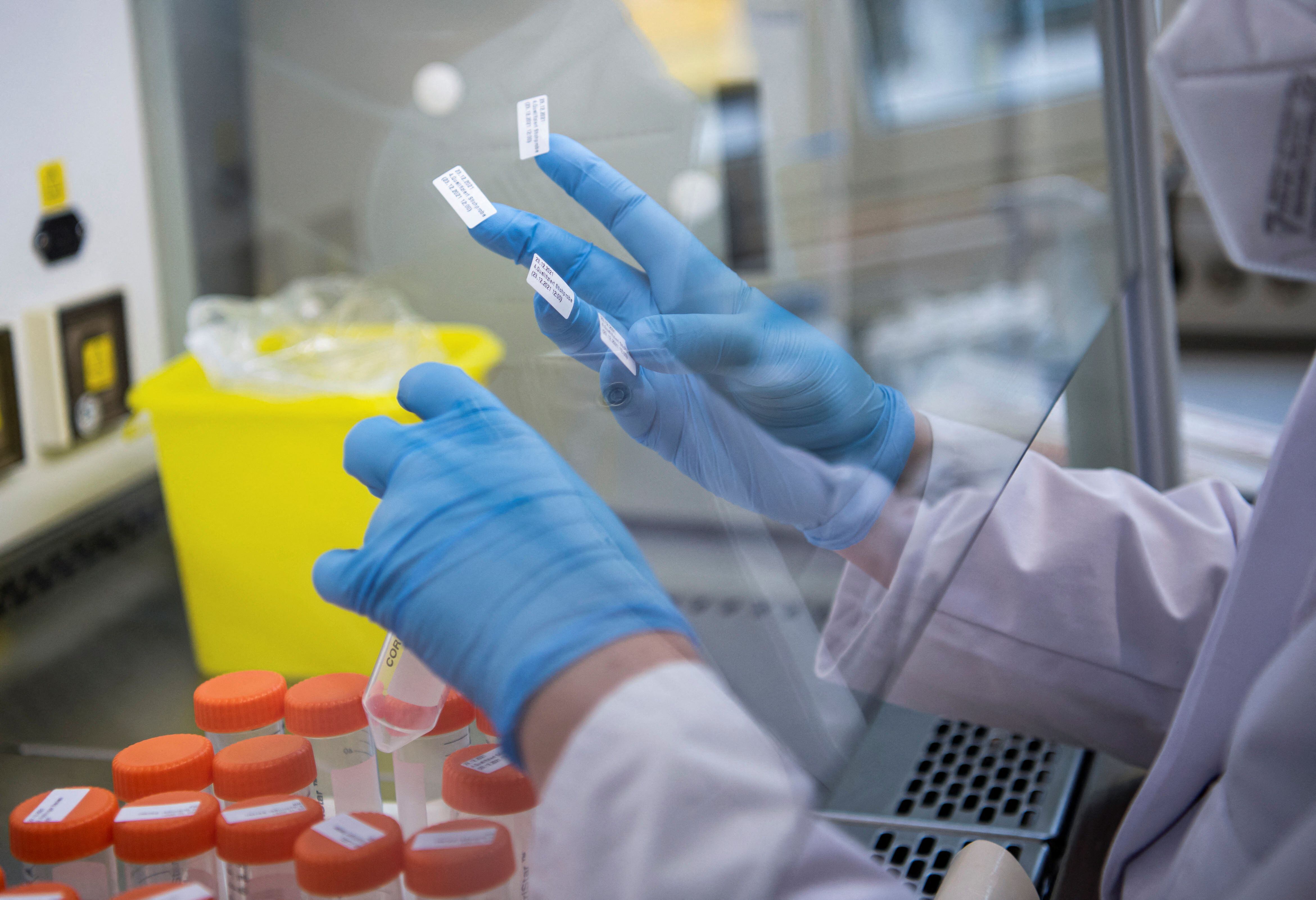 El estudio sudafricano se centró en el aumento de casos de Ómicron desde noviembre, y vieron que el riesgo de hospitalización fue aproximadamente un 70% menor entre las personas infectadas con Ómicron (Reuters)