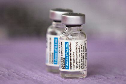 Vista de una vacuna de Janssen, fabricada por Johnson & Johnson (EFE)