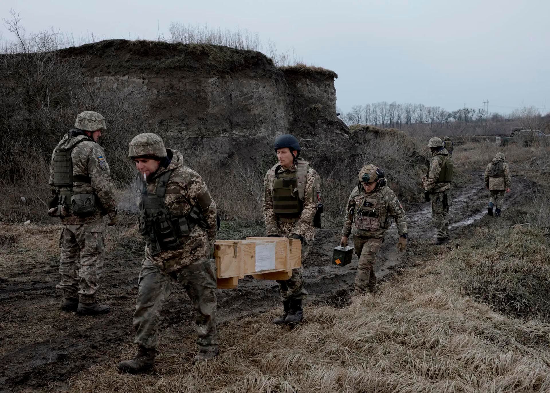 Soldados ucranianos transportan munición para una sesión de entrenamiento en febrero en la región de Kiev (Emile Ducke para The New York Times)