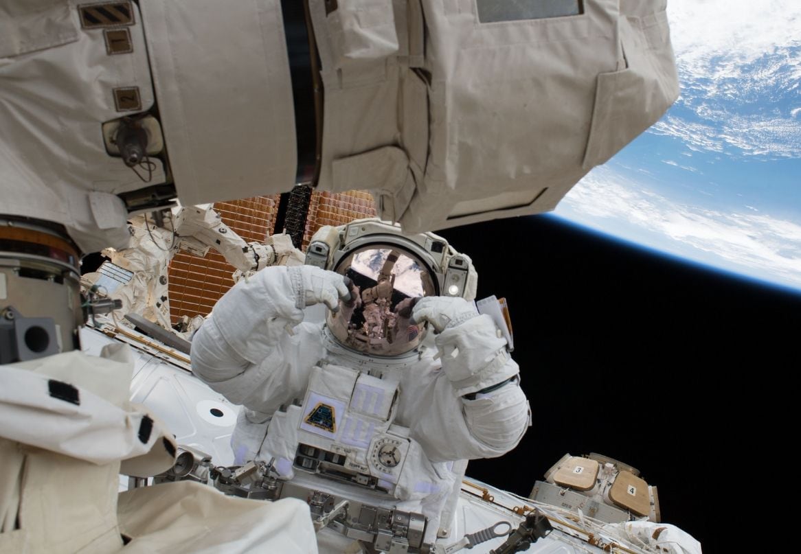 Astronauta durante una caminata espacial es observado fuera de la Estación Espacial Internacional, donde en más de 20 años de presencia ininterrumpida, no se ha registrado ninguna muerte (NASA)
