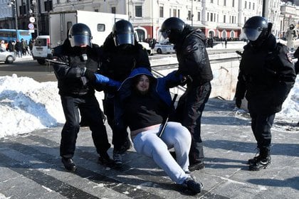 Agentes de policía detienen a un hombre durante una protesta en apoyo del opositor ruso Alexei Navalny celebrada en Vladivostok, Rusia, el 31 de enero de 2021. REUTERS/Yuri Maltsev