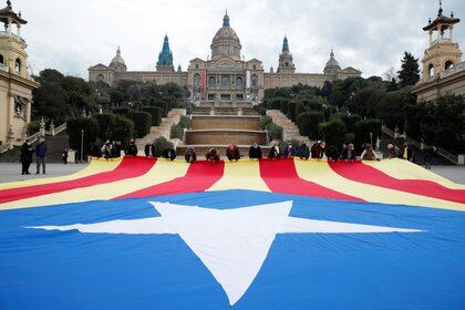 Protesters unveil a giant Estelada flag (Catalan separatist flag) ahead of the regional elections, in Barcelona, Spain February 12, 2021. REUTERS/Albert Gea