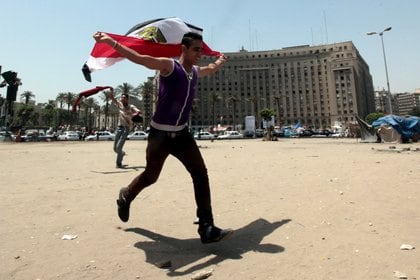 Un hombre celebra después de que un tribunal condenara al depuesto presidente egipcio Hosni Mubarak a cadena perpetua en la plaza Tahrir de El Cairo el 2 de junio de 2012 (REUTERS/Mohamed Abd El Ghany)