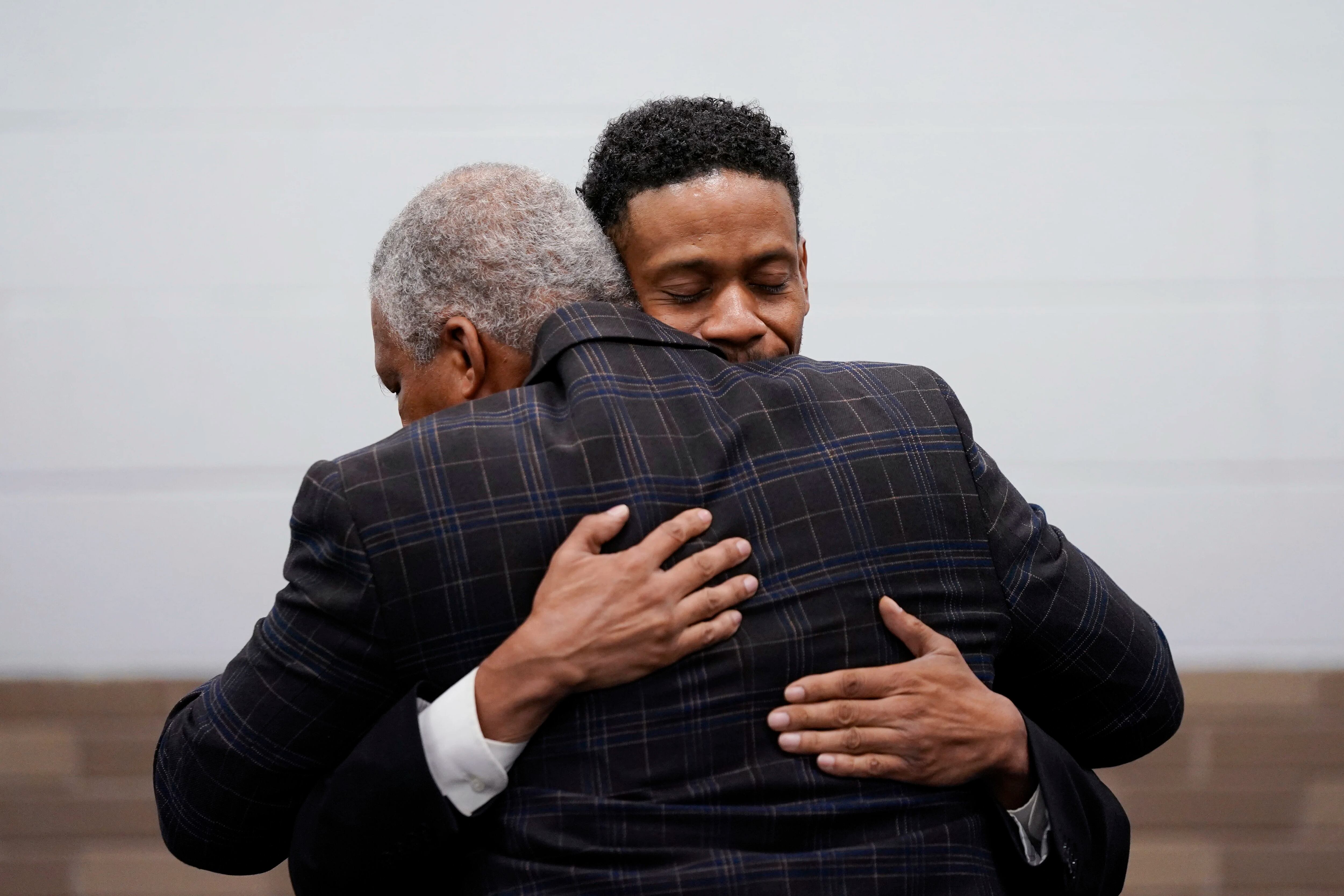 El hijo de Aretha Franklin, Kecalf Franklin, atrás, abraza a su hermano Edward Franklin después de una ceremonia en honor a su madre el 4 de octubre de 2021, en Detroit (Foto AP/Carlos Osorio, archivo)