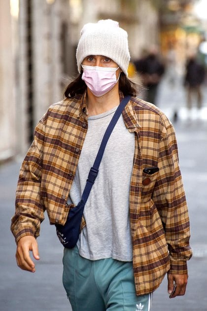 Jared Leto paseó por las calles de Roma. El actor se encuentra en Italia para filmar la película "The house of Gucci" junto a Lady Gaga y Al Pacino