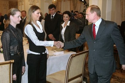 El día en que Vladimir Putin conoció a su segunda esposa, Alina Kabaeva, entonces una gimnasta olímpica.