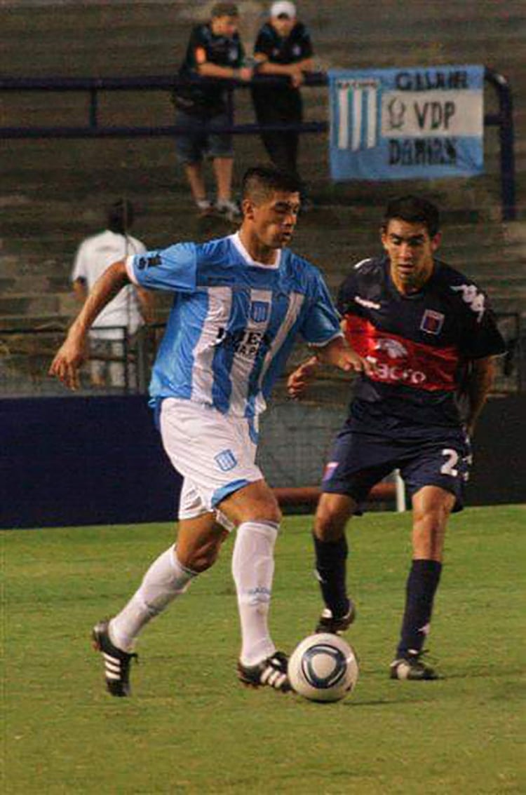 Brian con pelota al pie y la blanquiceleste en el pecho, cuando era una promesa de Racing.