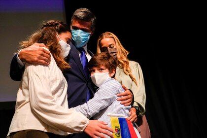 Leopoldo López junto a su esposa y activista por los derechos humanos, Lilian Tintori, abraza a sus hijos Manuela y Leopoldo, en Madrid, en una foto de archivo (Reuters)