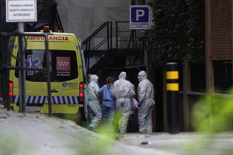Un paciente llega en ambulancia a un hotel que se ha establecido para tratar a pacientes con coronavirus no críticos durante la emergencia sanitaria de la enfermedad coronavirus (COVID-19) en Madrid, España, el 19 de marzo de 2020. (REUTERS/Susana Vera)