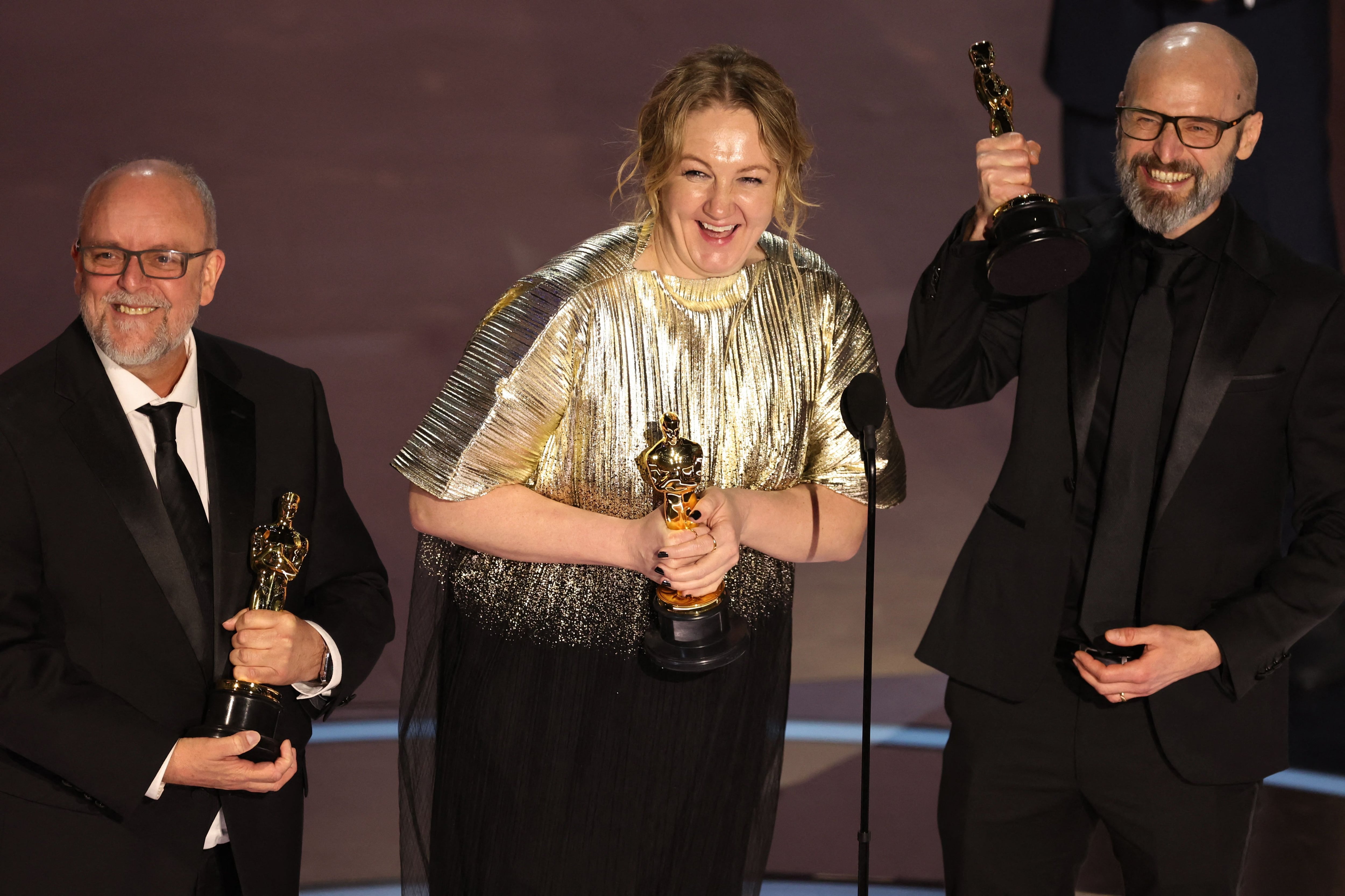Nadia Stacey, Mark Coulier y Josh Weston ganaron el Oscar a Mejor Maquillaje y peluquería por Pobres criaturas (REUTERS/Mike Blake)
