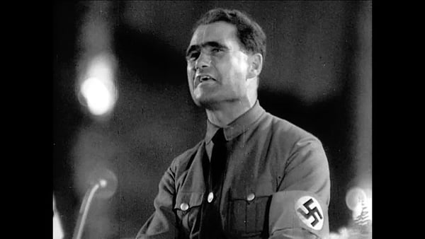 Hess en el juramento de lealtad a Hitler