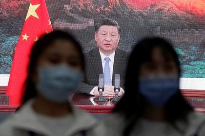 El jefe de estado chino, Xi Jinping, aparece en una pantalla en el centro de medios mientras habla en la ceremonia de apertura de la tercera Exposición Internacional de Importaciones de China en Shanghai (Reuters)