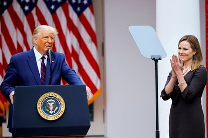 Amy Coney Barrett junto a Donald Trump. Foto: Reuters