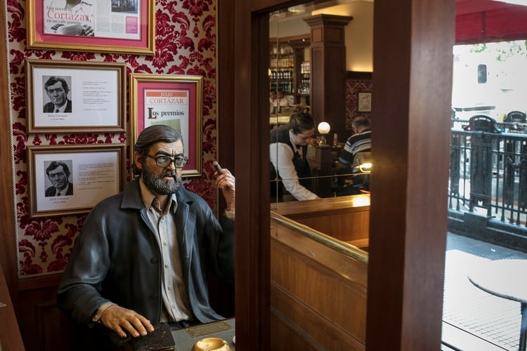 Escultura del escritor Julio Cortázar sentado en el London Bar en las calles Avenida de Mayo y Perú donde inspiró las páginas de su novela 