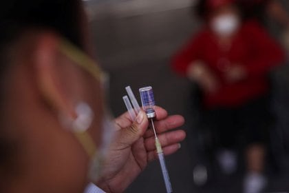 Un trabajador de salud se prepara para vacunar a un anciano con una dosis de la vacuna Sinovac Biotech de China contra la enfermedad del coronavirus (COVID-19) durante el programa de vacunación masiva para ancianos en Ciudad de México, México, 25 de marzo de 2021. REUTERS / Edgard Garrido/ Foto de archivo
