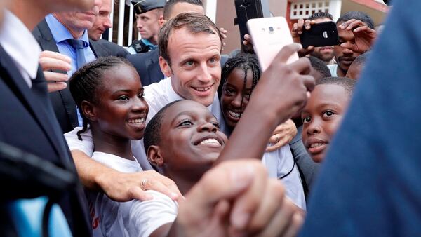 Macron se toma una selfie con un grupo de niños de la isla (AP)
