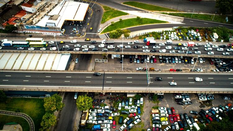 Largas filas de autos sobre el Puente Pueyrredón para ingresar a la Ciudad de Buenos Aires (Thomas Khazki)